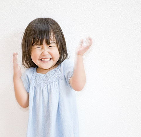 toddler with straight healthy teeth clapping with happiness about her easy visit with dr. doss